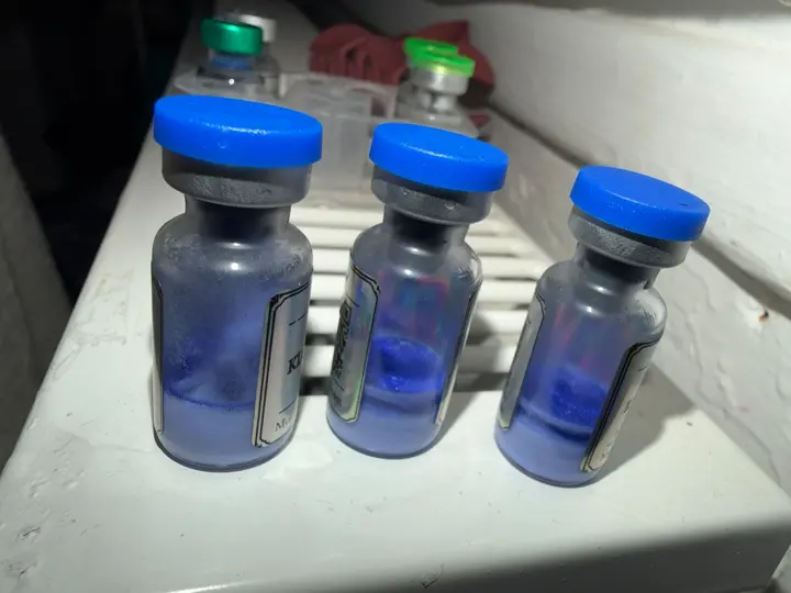 Photo de colis et de fioles Aetherion Labs